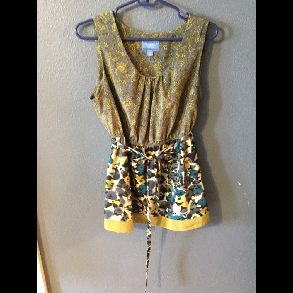 Vera Wang sleeveless silky business casual top